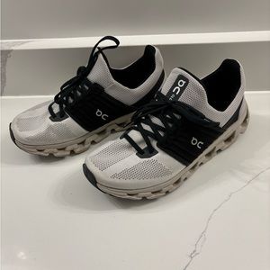 On cloud tennis shoes size 8.5 women’s